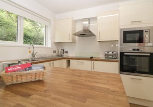 HARCOMBE HOUSE BUNGALOW 2, pet friendly, with pool in Chudleigh