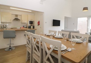 HARCOMBE HOUSE BUNGALOW 8, family friendly, with pool in Chudleigh