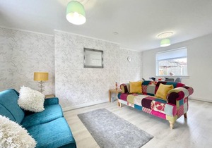 Hazel House - Vibrant 2 bed house in Wishaw