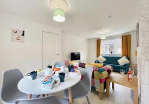 Hazel House - Vibrant 2 bed house in Wishaw