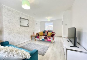 Hazel House - Vibrant 2 bed house in Wishaw