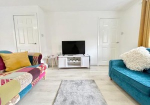 Hazel House - Vibrant 2 bed house in Wishaw