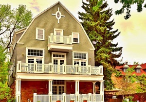 Heart of Manitou Springs. Award-winning. Luxurious. Rent up to three apartments.