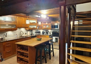 Heritage Gastown Loft w/Hot Tub & Steam Room