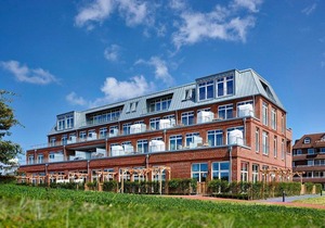 High-quality apartment on the North Sea beach with sunny south-facing balconies and beach chair