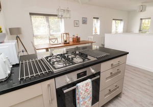 HIGH TIDE HOUSE, pet friendly, with a garden in Craster