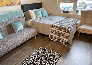 Highrise Studio w/ views and nearby shopping
