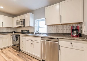 Hillside Tucked-Away Apartment | 5 min to Downtown