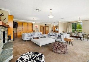 Hilltop Blue Views - Wanaka Holiday Home