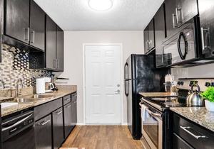Hip Retreat on Riverside | Pool, Gym & Fast WiFi