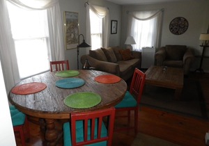 Historic 2 Bedroom (Sleeps 6) Tastefully Decorated, ~AC~apartment