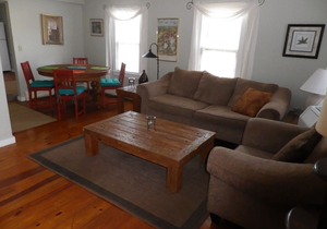 Historic 2 Bedroom (Sleeps 6) Tastefully Decorated, ~AC~apartment