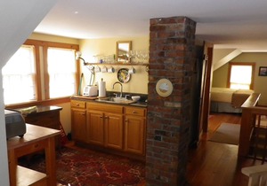 Historic 3rd floor 1 Bedroom (Sleeps 4) Tastefully Decorated, ~AC~apartment