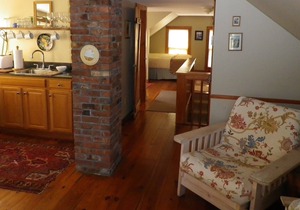 Historic 3rd floor 1 Bedroom (Sleeps 4) Tastefully Decorated, ~AC~apartment
