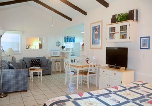 Historic Cottage 2 Blks to Beach, Wi-Fi, Great Location!