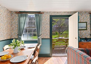 Historic Pavitt Cottage - Robinsons Bay Holiday Home