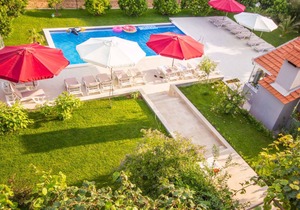 Holiday apartment with pool and 80 m to the beach