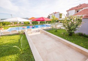Holiday apartment with pool and 80 m to the beach
