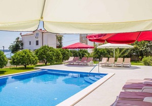 Holiday apartment with pool and 80 m to the beach
