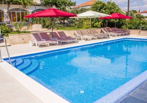 Holiday apartment with pool and 80 m to the beach