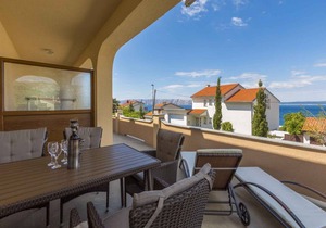 Holiday apartment with air conditioning and sea view