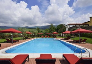 Holiday apartment- Rooms with an outdoor pool