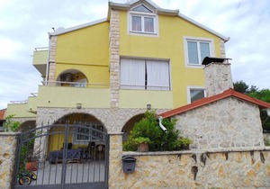 Holiday apartment with balcony and air conditioning