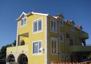 Holiday apartment with balcony and air conditioning
