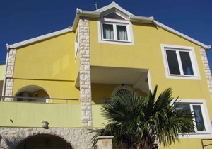 Holiday apartment with balcony and air conditioning