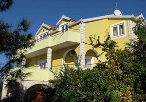 Holiday apartment with balcony and air conditioning