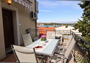Holiday apartment with air conditioning and terrace with sea view