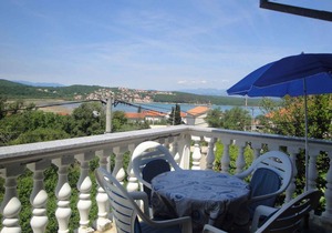 Holiday apartment with air conditioning and terrace with sea view