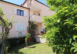 Holiday apartment with balcony, air conditioning and wifi