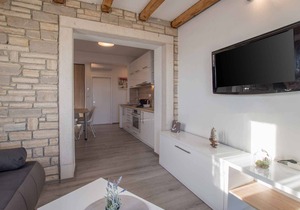 Holiday apartment with communal pool and air conditioning