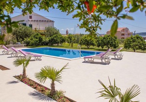 Holiday apartment with pool and 80 m to the beach