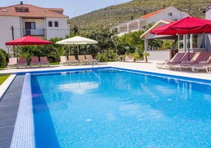Holiday apartment with pool and 80 m to the beach