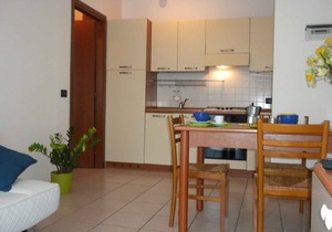 Holiday apartment with private garden in a convenient location to the lake