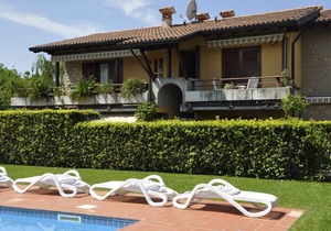 Holiday apartment with shared pool