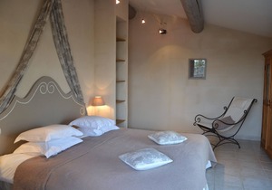 Holiday home for 5 in charming private hamlet with panoramic views and pool
