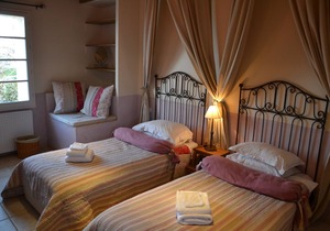 Holiday home for 5 in charming private hamlet with panoramic views and pool