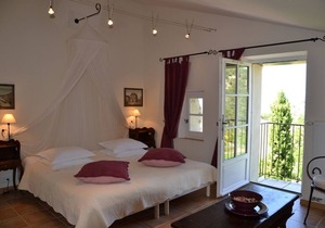 Holiday home for 5 in private hamlet with panoramic views and pool