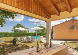 Holiday home Fragola with Outdoor Swimmingpool in Tinjan