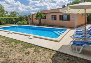 Holiday home Fragola with Outdoor Swimmingpool in Tinjan
