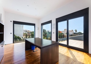 Holiday Home 'Villa La Primera' with Shared Pool & Wi-Fi