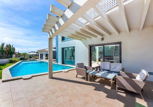 Holiday Home 'Villa La Primera' with Shared Pool & Wi-Fi