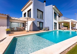 Holiday Home 'Villa La Primera' with Shared Pool & Wi-Fi