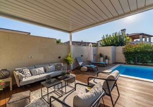 Holiday home with pool and air conditioning