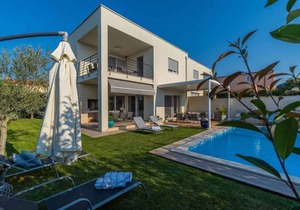 Holiday home with pool and air conditioning