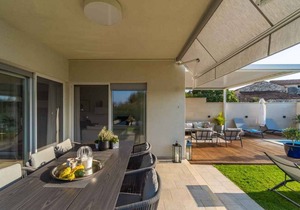Holiday home with pool and air conditioning