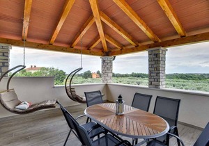 Holiday home with pool and air conditioning